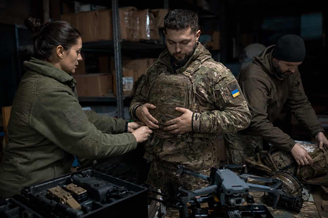 Передача спорядження українським воїнам